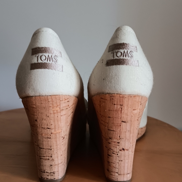 NEW TOMS Classic Wedge Peep-Toe Shoe Gold Shimmer Canvas Size 8.5 - Picture 2 of 6
